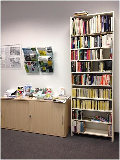 Schon richtig voll: Im neuen Bücherschrank im Truderinger Stadtteilladen fehlen noch Jugendbücher.