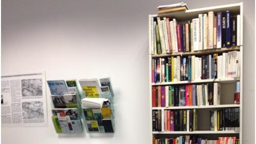 Schon richtig voll: Im neuen Bücherschrank im Truderinger Stadtteilladen fehlen noch Jugendbücher. Schon richtig voll: Im neuen Bücherschrank im Truderinger Stadtteilladen fehlen noch Jugendbücher.