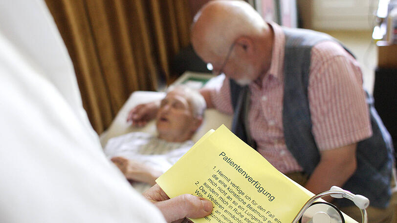 Durch eine Patientenverfügung können Schwerkranke bereits im Vorfeld festlegen, wie sie im Notfall behandelt werden wollen.