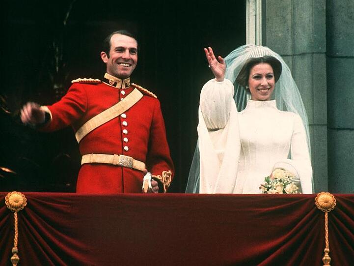 Prinzessin Anne und Mark Phillips winken glücklich nach ihrer Hochzeit vom Balkon des Buckingham-Palastes. Die Ehe wurde 1992 geschieden.