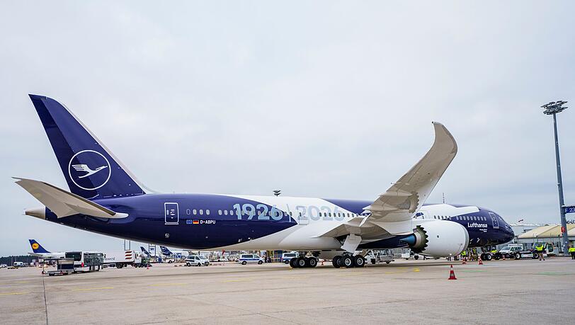 Sechs Flugzeuge will die Lufthansa mit einer Sonderlackierung versehen, die das Kranich-Symbol mit der 100 und den Jahreszahlen 1926 und 2026 verbindet.