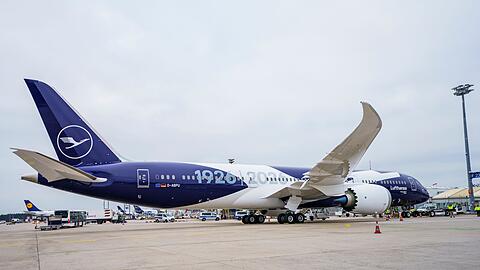 Sechs Flugzeuge will die Lufthansa mit einer Sonderlackierung versehen, die das Kranich-Symbol mit der 100 und den Jahreszahlen 1926 und 2026 verbindet.