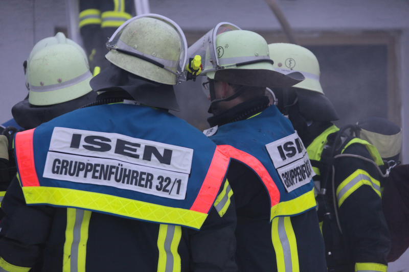 Rauch-Alarm am Rosenmontag in Mittbach: Unter einem Vordach ist ein Motorboot in Brand geraten. Zwei Personen wurden dabei leicht verletzt. Die Bilder vom Feuerwehreinsatz