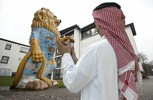 Arabische Investoren machen Fußballclubs reich, bringen aber oft auch viel Ärger.