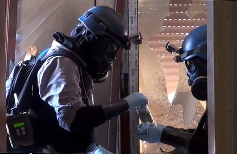 Diese Fotos entstammen einem Video des Shaam News Networks und sollen zeigen, wie UNO-Inspekteure in einem Haus Proben nehmen.