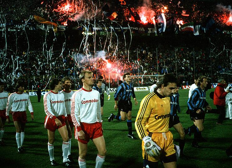 Legendäres Comeback im Hexenkessel San Siro: 1988/89 verliert der FCB zunächst zuhause mit 0:2 gegen Inter Mailand. Zwei Wochen später drehen sie das Ding im Achtelfinale des UEFA-Pokals aber tatsächlich noch mit einem 3:1-Sieg in Mailand.