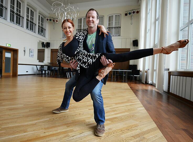 Der ehemalige deutsche Freistil-Ringer Alexander Leipold posiert mit der Profitänzerin Oana Nechiti am 18.03.2014 beim Training in der Tanzschule Alisch in Aschaffenburg (Bayern)