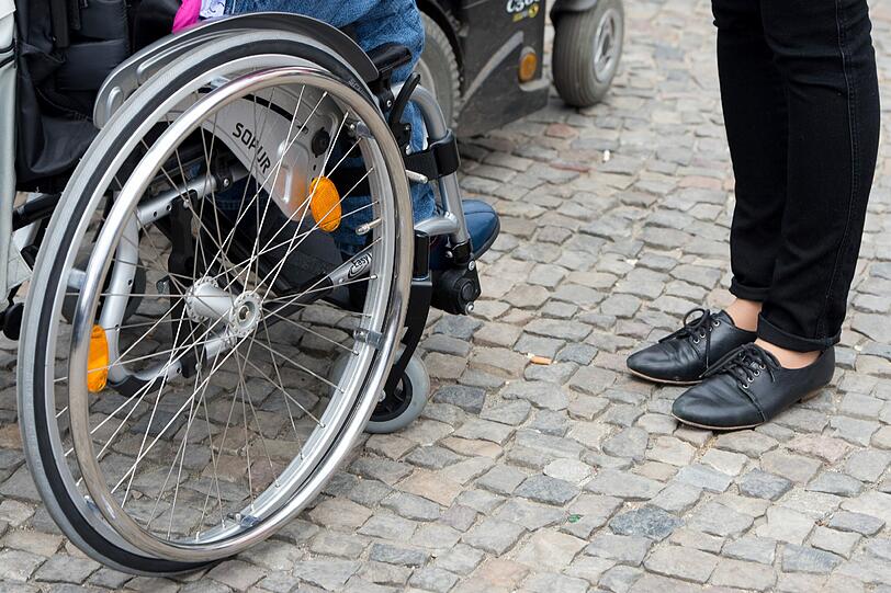 Kopfsteinpflaster ist ein Problem für Rollstuhlfahrer. Foto: Stache/dpa