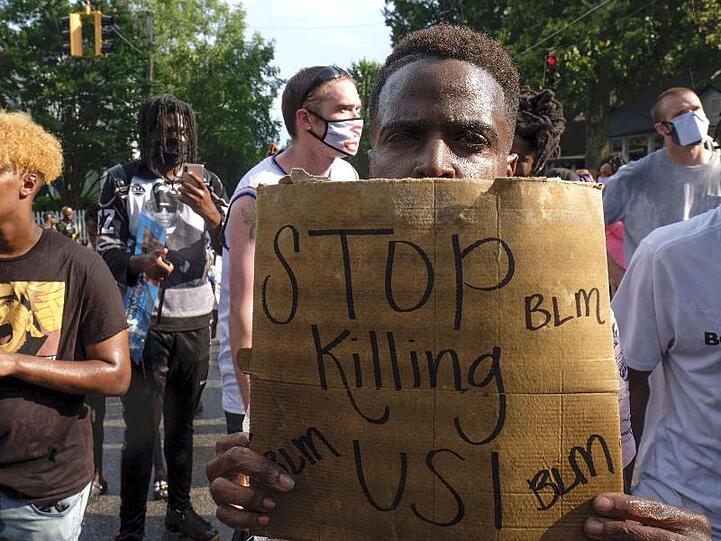 Demonstranten in Atlanta fordern ein Ende der Polizeigewalt gegen Schwarze.