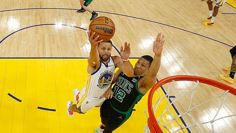 Stephen Curry (l) hatte nicht seinen besten Tag - sein Team gewann trotzdem.