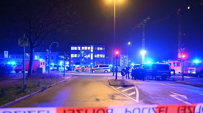Polizisten und Helfer am Tatort in Hamburg.