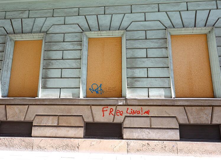 "Free Lina!" hat jemand auf das Haus an der Karlstraße 22 gesprüht. Die Fenster sind mit Spanplatten verschlossen.