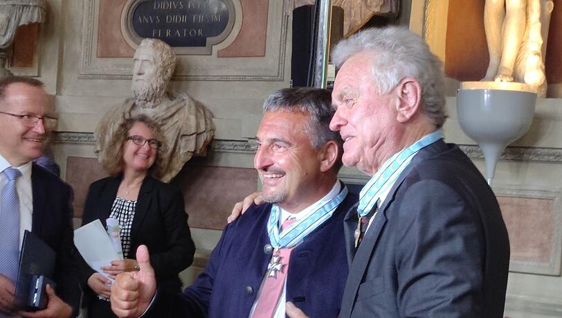 Ex-Rennrodler Georg Hackl (l) und Torwartlegende Sepp Maier stehen zusammen mit ihren frisch verliehenen Bayerischen Verdienstorden.