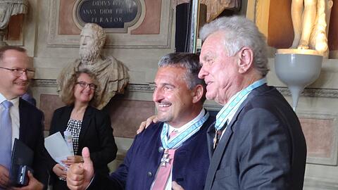 Ex-Rennrodler Georg Hackl (l) und Torwartlegende Sepp Maier stehen zusammen mit ihren frisch verliehenen Bayerischen Verdienstorden.