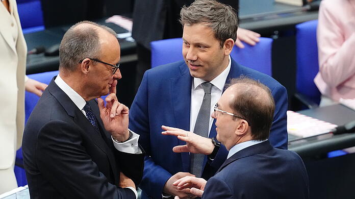 Friedrich Merz (l-r), Union-Fraktionsvorsitzender und CDU Bundesvorsitzender, Lars Klingbeil, SPD Fraktionschef und Bundesvorsitzender, und Alexander Dobrindt, CSU-Landesgruppenchef, unterhalten sich bei der konstituierenden Sitzung des neuen Bundestags. Sie alle sollen zum neuen Kabinett unter Merz gehören.
