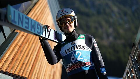 Raimund tr&auml;gt seine Ski in Obertstdorf.