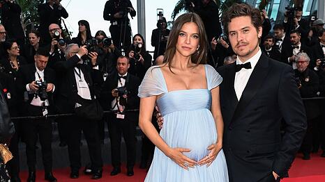 Barbara Palvin und Dylan Sprouse pr&auml;sentieren in Cannes ihr werdendes Elterngl&uuml;ck.