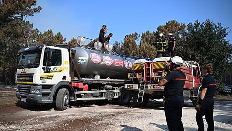 Viele Freiwillige unterst&uuml;tzen den Einsatz der Feuerwehr, unter anderem, in dem sie mit privaten Tankwagen Wasser f&uuml;r die Feuerwehr herbeischaffen.