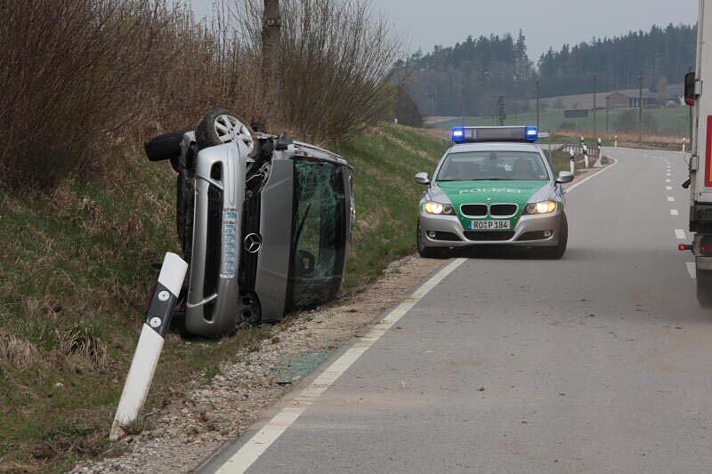 Bei Mitterbuchbach ist am Donnerstag ein Autofahrer mit seinem Mercedes von der Straße abgekommen und hat sich dabei überschlagen. Der Mann musste verletzt ins Krankenhaus eingeliefert werden, am Auto entstand ein Totalschaden.
