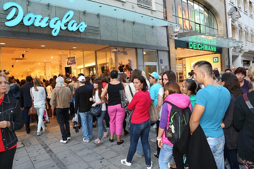 Schlangestehen beim Douglas in der Kaufingerstraße. Hier wurde live geschminkt - im Rampenlicht der Schaufenster!