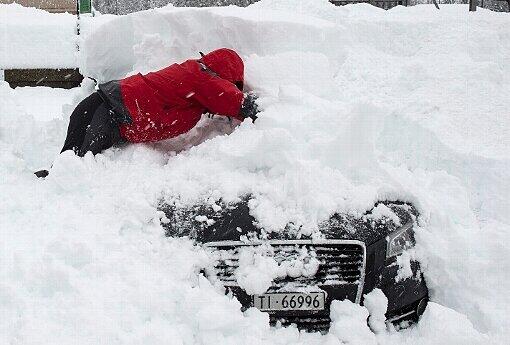 Autofahrer-Frust zum Zweiten: Im schweizerischen Airolo türmt sich auf den Fahrzeugen meterhoch der Schnee.