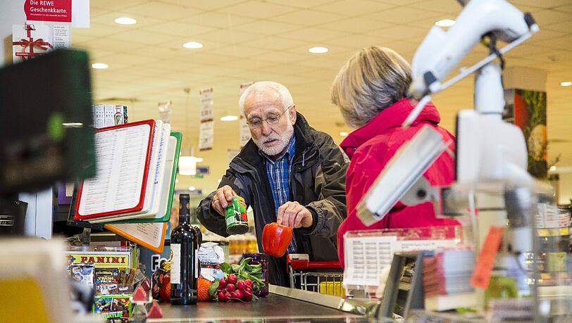Künftig gibt’s für Rentner mehr Geld. Da darf’s beim Einkaufen schon mal etwas mehr sein. Künftig gibt’s für Rentner mehr Geld. Da darf’s beim Einkaufen schon mal etwas mehr sein.