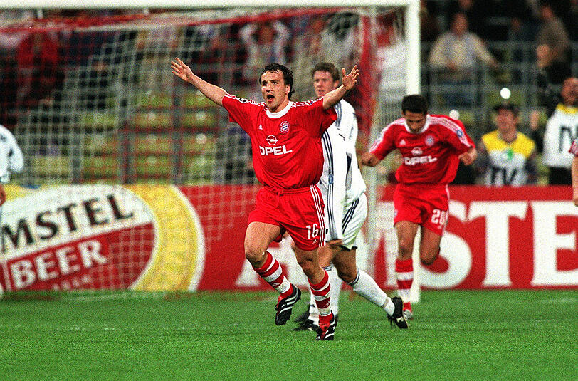2) 2:1 gegen Real Madrid am 09.5.2001
Im Halbfinale 2000 war man an den Königlichen gescheitert (0:2, 2:1), nun glückt ein Jahr später die Revanche. Nach dem 1:0 im &bdquo;Bernabeu&ldquo; gewinnt man das Halbfinal-Rückspiel im Olympiastadion mit 2:1 (Tore: Elber und Jeremies, der verletzt spielt). Im weiten Rund herrscht eine Stimmung wie selten zuvor und danach. Das Finale 2001 war erreicht.