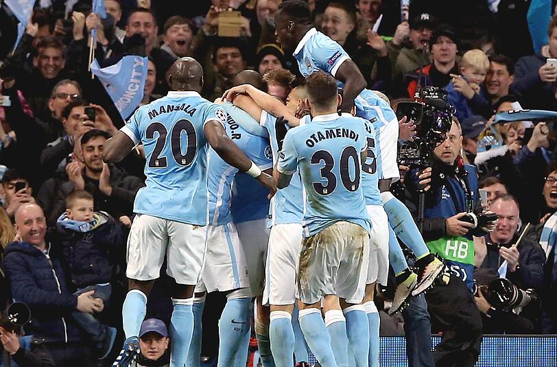 Die Manchester-Spieler freuen sich über den Einzug ins Halbfinale.