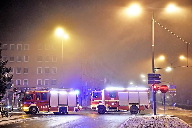 Auf dem BMW-Gelände wurde eine Fliegerbombe gefunden. Wegen der Entschärfung der Bombe mussten zahlreiche Straßen gesperrt werden. Erst um 1 Uhr in der früh konnten sie wieder freigegeben werden.