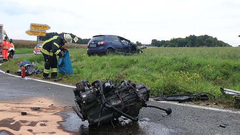 Motorblock, Heckaufbau samt Hinterachse und weitere Trümmer von dem Sprinter verteilten sich auf der gesamten Kreuzung.