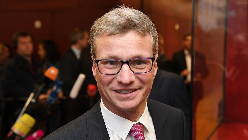 Wissenschaftsminister Bernd Sibler (CSU): Während der vier Wochen, in denen weder Kabinett noch Parlament tagen, wird Bernd Sibler viel in München unterwegs sein. Für zehn Tage geht es dann aber mit der Familie "auf eine schöne Mittelmeerinsel". Und welche genau? "Sardinien ist doch schön, oder?"