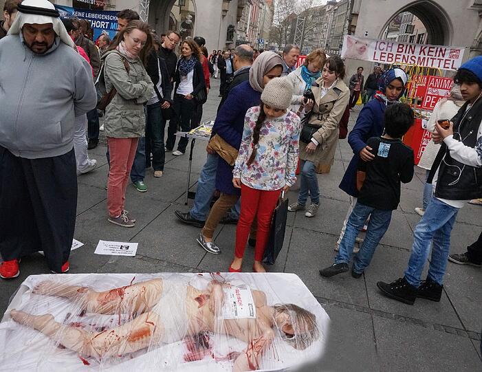 Die Bilder vom Nackt-Protest am Stachus.