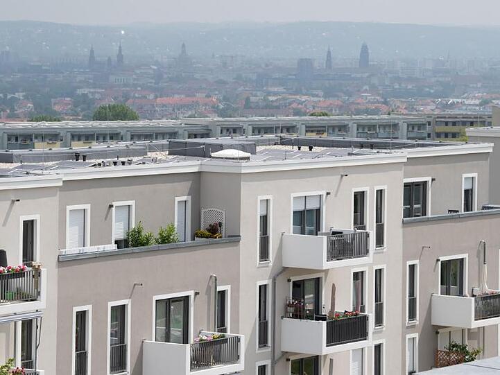 Blumenkästen stehen auf dem Balkon von Wohnungen eines Neubauprojekts. Foto: Sebastian Kahnert/dpa-Zentralbild/dpa/Archivbild