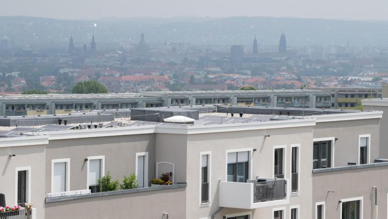 Blumenkästen stehen auf dem Balkon von Wohnungen eines Neubauprojekts. Foto: Sebastian Kahnert/dpa-Zentralbild/dpa/Archivbild Blumenkästen stehen auf dem Balkon von Wohnungen eines Neubauprojekts. Foto: Sebastian Kahnert/dpa-Zentralbild/dpa/Archivbild