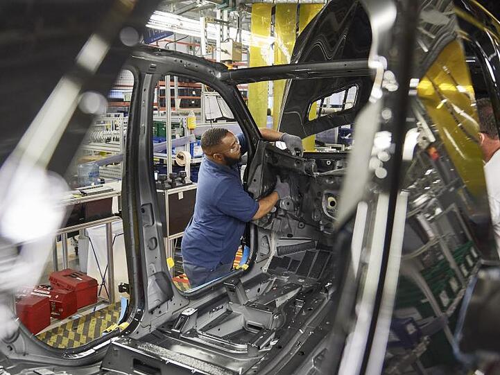 Ein Mann arbeitet bei der SUV-Montage im Mercedes-Benz Werk Tuscaloosa in Alabama. Mercedes baut im US-Werk Tuscaloosa die großen SUVs GLS, GLE und GLE Coupé für alle Märkte und die die C-Klasse für den US-Markt.