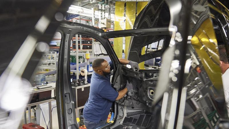 Ein Mann arbeitet bei der SUV-Montage im Mercedes-Benz Werk Tuscaloosa in Alabama. Mercedes baut im US-Werk Tuscaloosa die großen SUVs GLS, GLE und GLE Coupé für alle Märkte und die die C-Klasse für den US-Markt. Ein Mann arbeitet bei der SUV-Montage im Mercedes-Benz Werk Tuscaloosa in Alabama. Mercedes baut im US-Werk Tuscaloosa die großen SUVs GLS, GLE und GLE Coupé für alle Märkte und die die C-Klasse für den US-Markt.