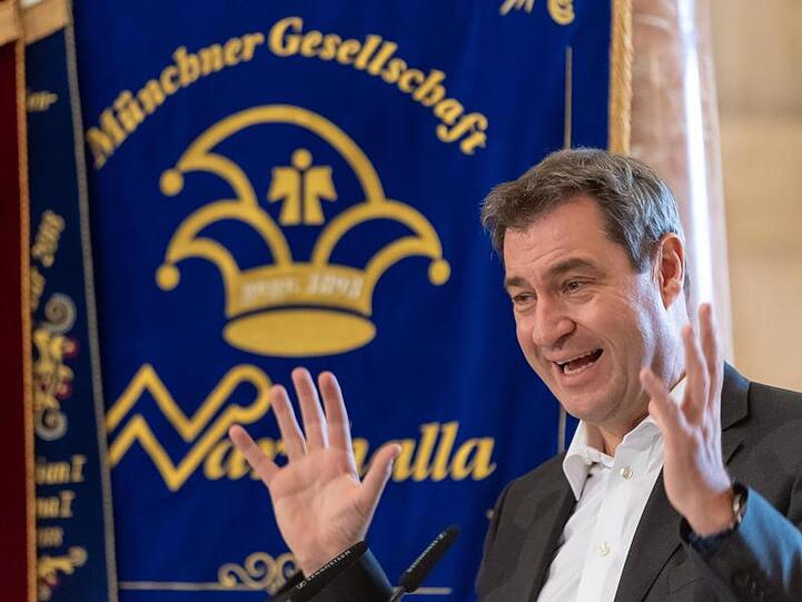 Markus Söder (CSU), Ministerpräsident von Bayern, spricht während seiner Nominierung für den Karl-Valentin-Orden durch die Münchner Karnevalsgesellschaft Narrhalla. Foto: Peter Kneffel/dpa/Archivbild