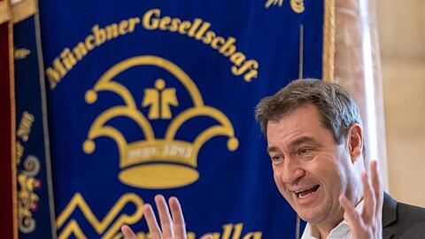 Markus Söder (CSU), Ministerpräsident von Bayern, spricht während seiner Nominierung für den Karl-Valentin-Orden durch die Münchner Karnevalsgesellschaft Narrhalla. Foto: Peter Kneffel/dpa/Archivbild
