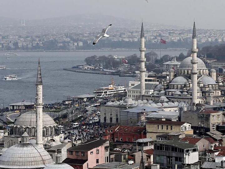 Blick auf Istanbul. Zur Zeit leben etwa 16 Millionen Menschen in der Metropole am Bosporus.