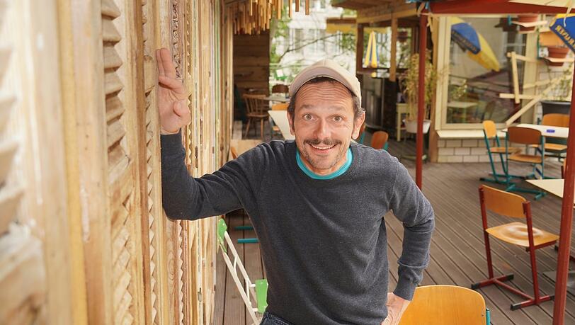 Florian Schönhofer auf der Freiluft-Terrasse des Café Kosmos. Bei ihm gilt trotz allem weiterhin 2G plus: nur Geboosterte, aber ohne Maske.
