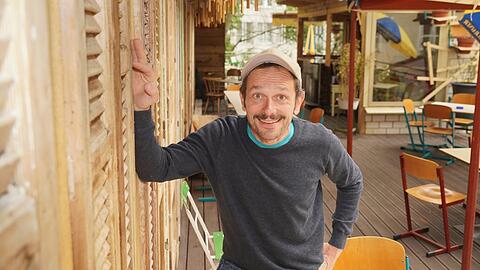 Florian Schönhofer auf der Freiluft-Terrasse des Café Kosmos. Bei ihm gilt trotz allem weiterhin 2G plus: nur Geboosterte, aber ohne Maske.