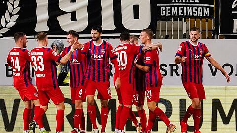 Heidenheims Mannschaft feiert ein Tor beim SV Sandhausen.