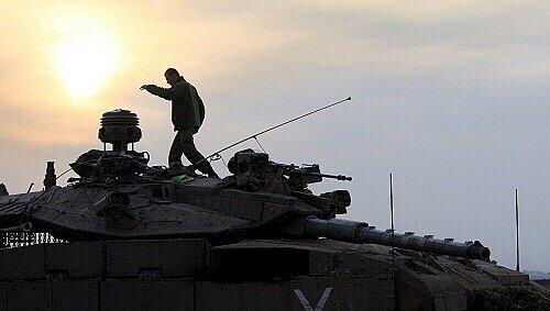 Israelischer Panzer an der Grenze zu Gaza Israelischer Panzer an der Grenze zu Gaza