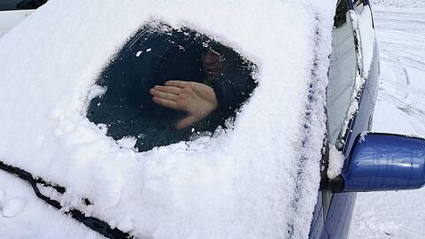 Nur ein Guckloch auf der Frontscheibe freikratzen? Keine gute Idee. Das kann zu einem Bu&szlig;geld f&uuml;hren.