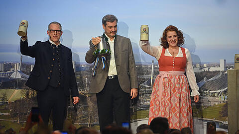 v.re:Luise Kinseher,Markus S&ouml;der, Ministerpraesident Bayern und CSU Vorsitzender, Christian Dahncke Braumeister auf der Buehne mit der ersten Mass Salvator auf der Salvator Starkbierprobe 2026 auf dem Nockherberg in M&uuml;nchen.