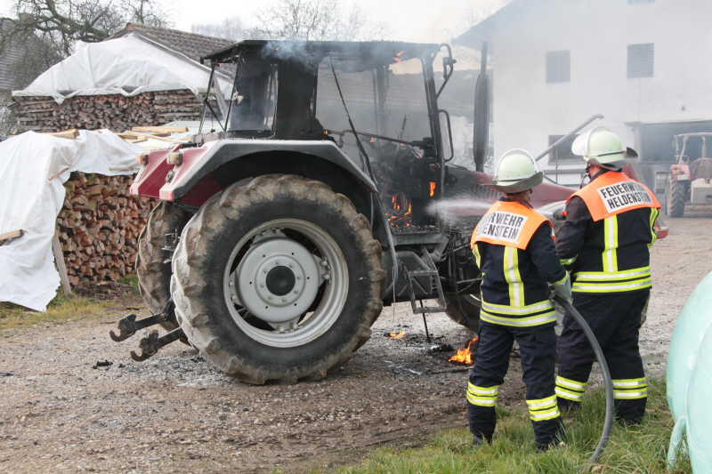 Brand eines Traktors in Etzham bei Heldenstein im LKR Mühldorf - Die Bilder