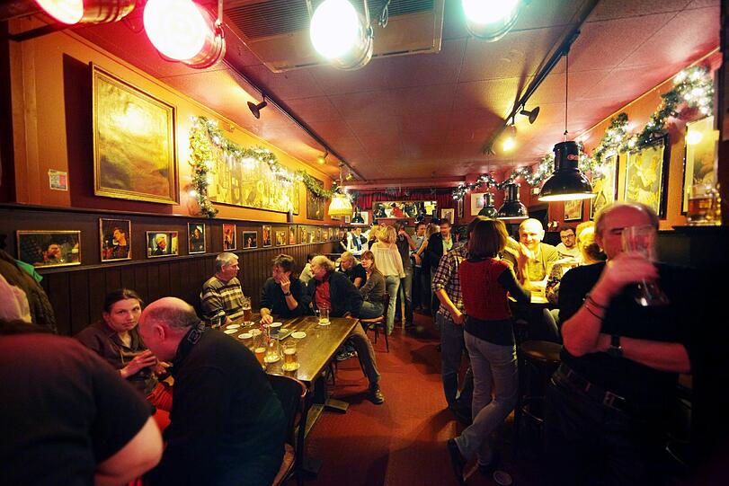 Die Gäste sitzen am Tisch, lehnen an der Bar...