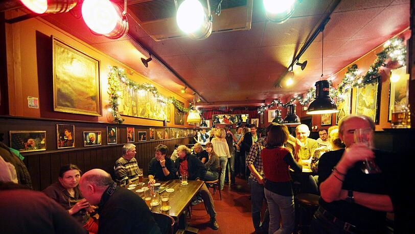 Die Gäste sitzen am Tisch, lehnen an der Bar... Die Gäste sitzen am Tisch, lehnen an der Bar...