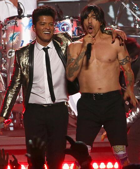 In der legendären Pepsi-Halbzeitshow standen Bruno Mars und die Red Hot Chili Peppers auf der Bühne!