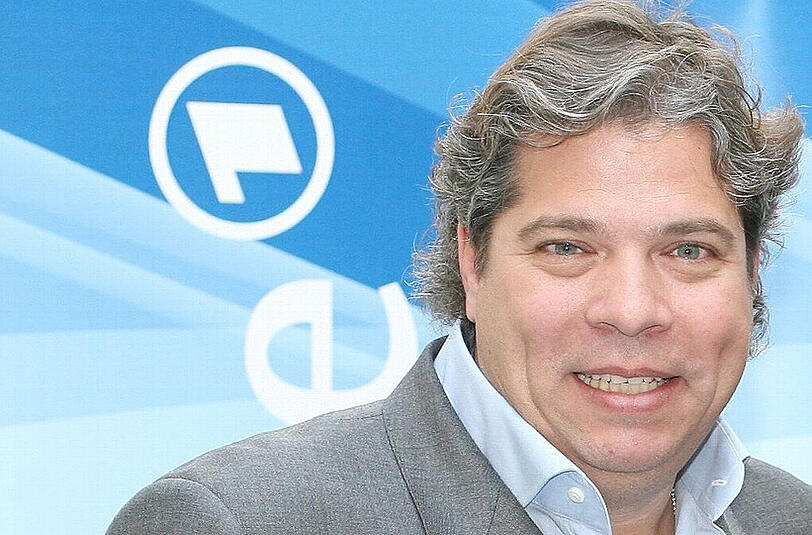 Durch München spazieren

Thomas Peter Friedl (47), Filmproduzent und Medienunternehmer
"Durch meine Arbeit fehlt mir manchmal die Zeit für Sport. Deshalb versuche ich so oft wie möglich zu Fuß zu Terminen zu gehen. Von meinem Schwabinger Büro zum Cinemaxx am Isartor sind es zum Beispiel knapp 3 km. Das ist ausreichend Bewegung für einen Tag und dabei lerne selbst ich als geborener Münchner auf dem Weg immer wieder etwas Neues kennen. Im Sommer mache ich einen Power Walk zum schönsten Biergarten Münchens auf dem Viktualienmarkt und zurück. Eine Halbe Bier hat ja bekanntlich auch eine isotonische Wirkung."